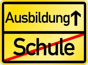 Grafik: Ortseingangschild mit scharzer Schrift auf gelbem Grund und den Schriftzügen Ausbildung mit Pfeil rechts daneben und Schule rot durchgestrichen in schwarzem Rahmen