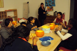 Bild: Eltern und Kinder sitzen an einem Tisch beim Kürbissuppe essen